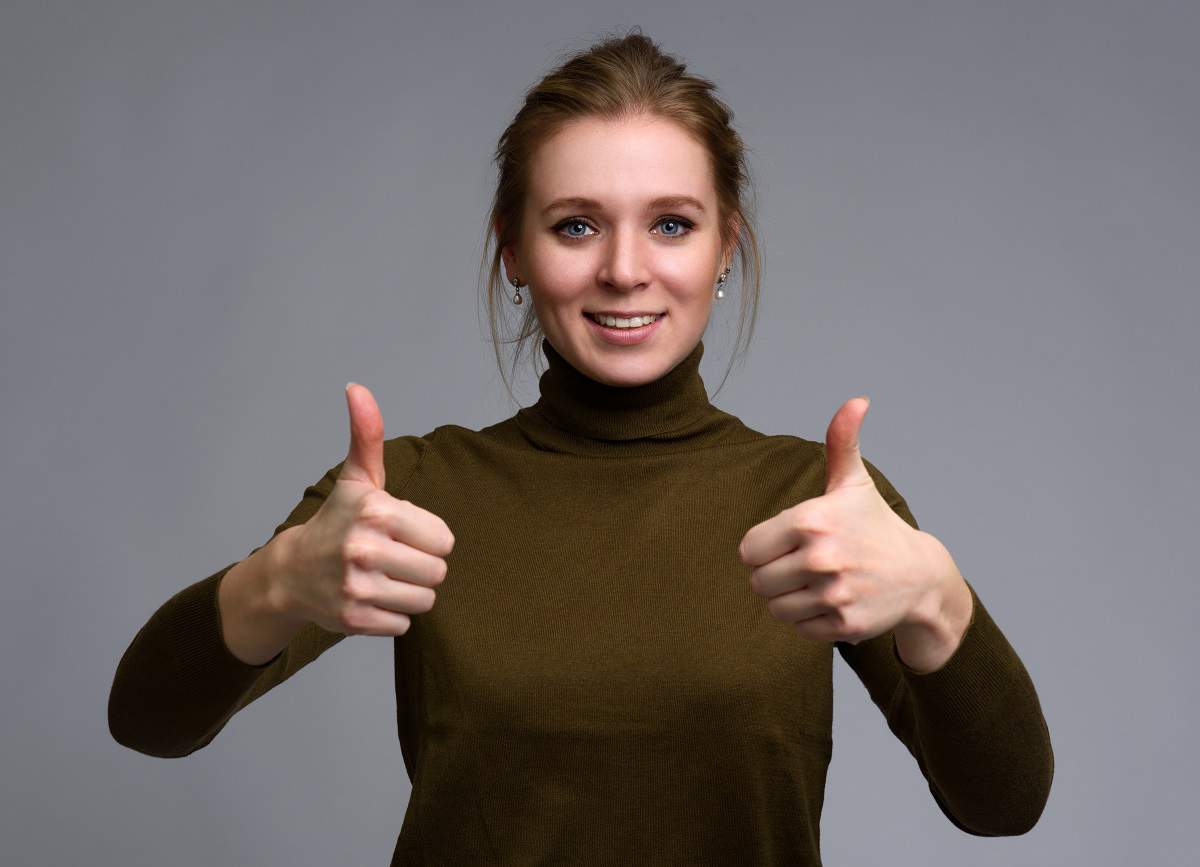 woman holding two thumbs up